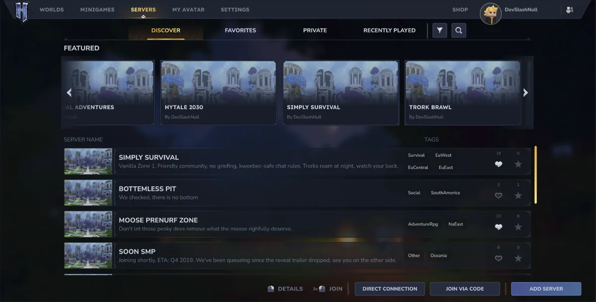 Schermata ufficiale di scoperta server Hytale con tag e azioni per entrare